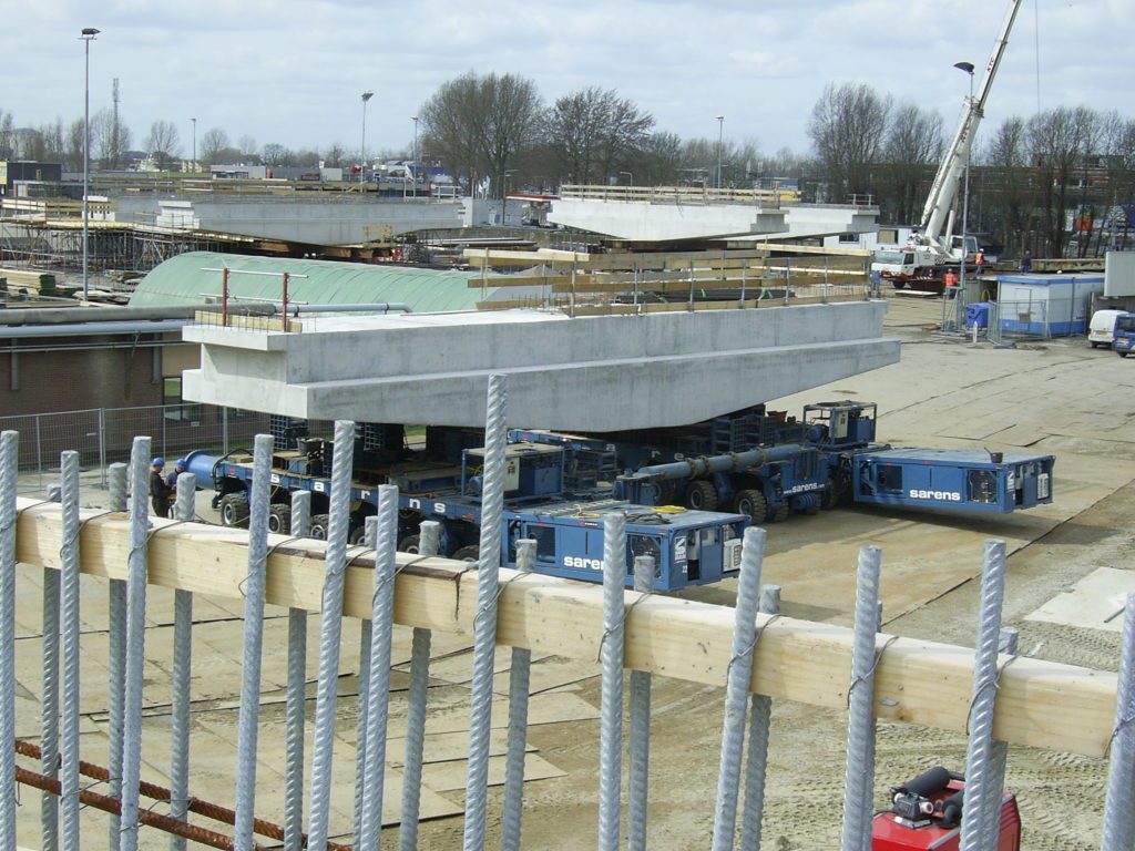 Bouwkuip met damwanden en materieel op een infraproject