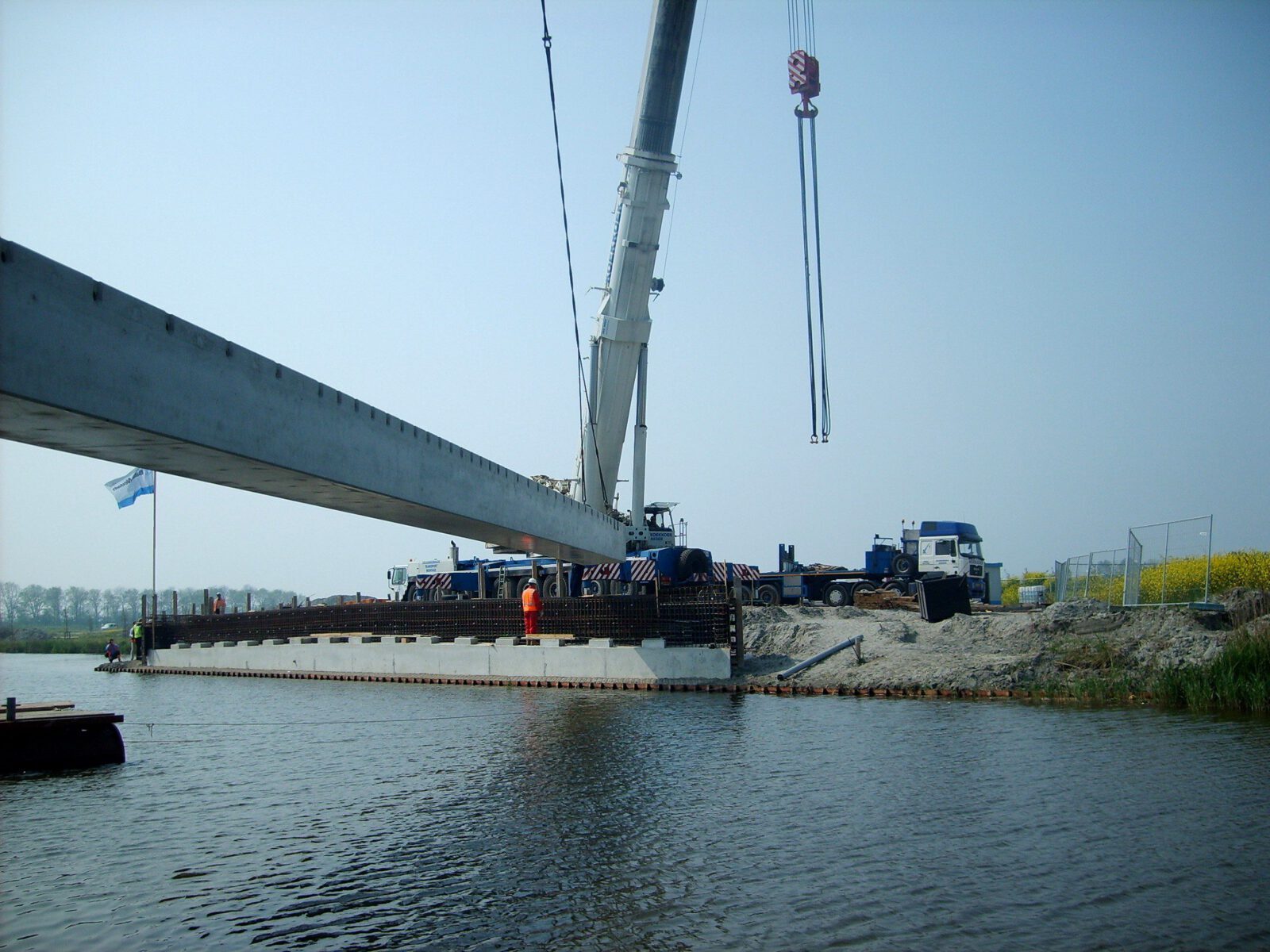 Inhijsen van een brugligger over water