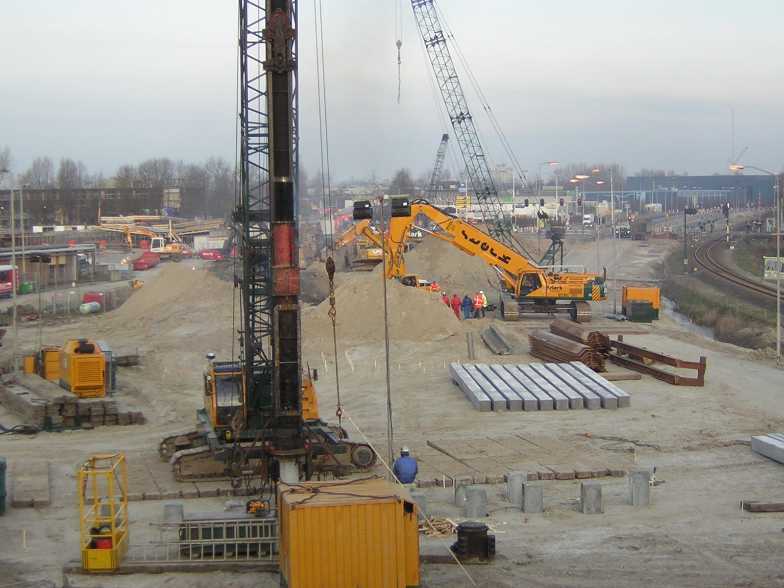 Wegreconstructie in uitvoering met kranen en prefab liggers