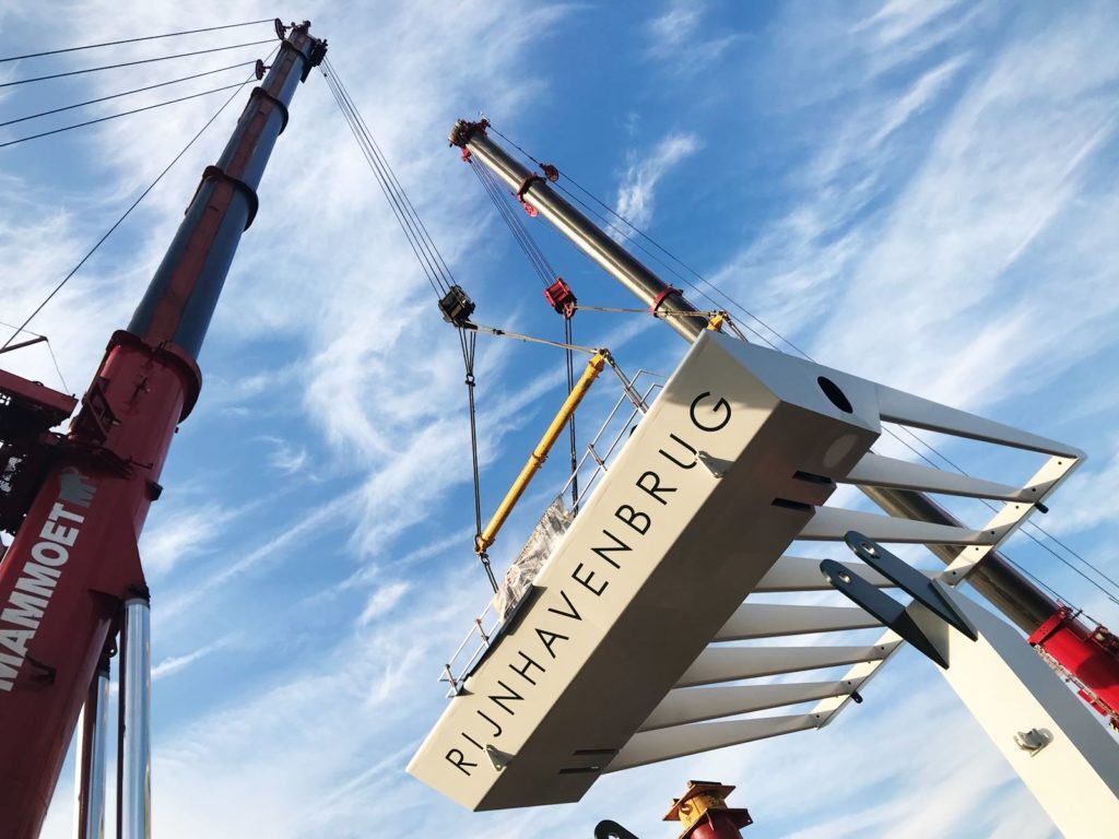 Kraan hijst de Rijnhavenbrug in