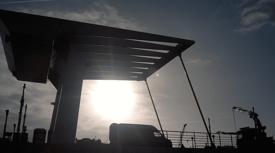 Silhouet van een bouwconstructie tegen de avondzon
